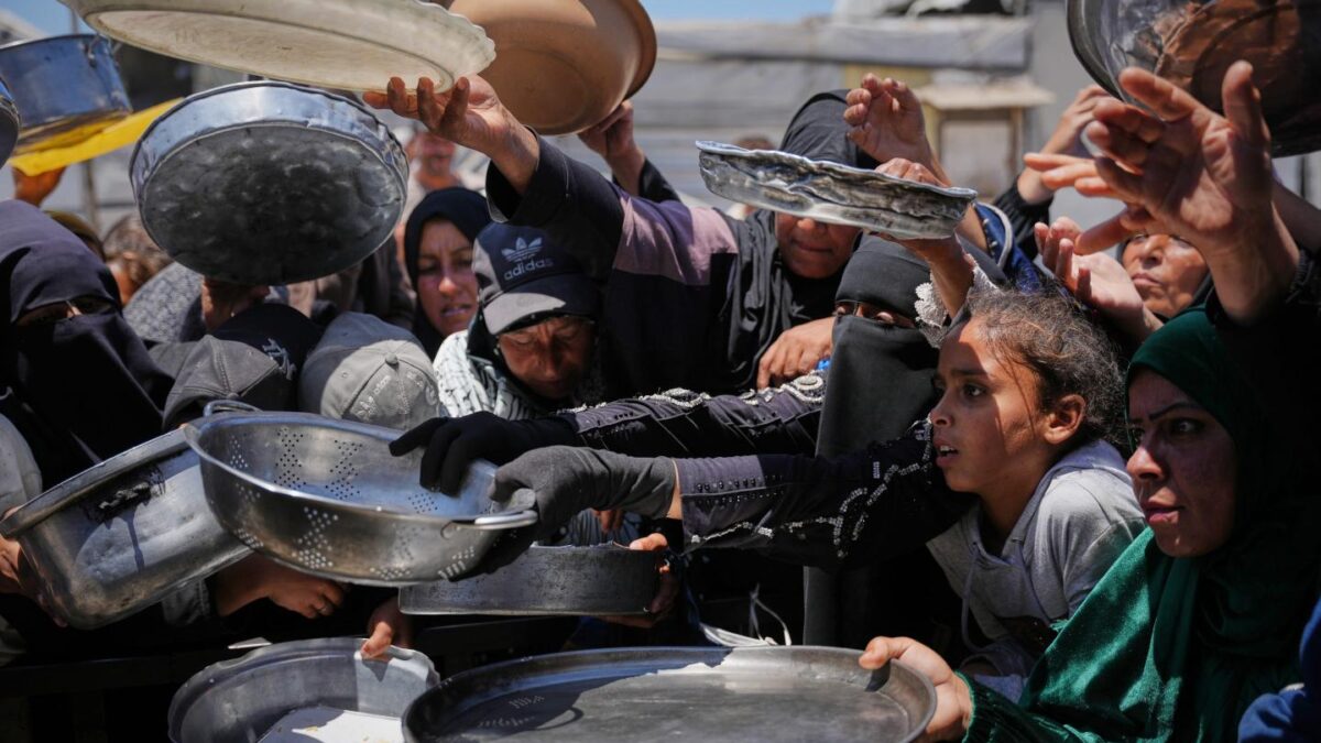 Photo of Palestinians waiting to get food