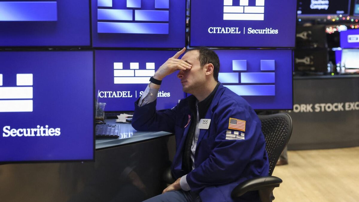 Stocks are in a late-stage bubble and poised to crash 21% next year, while Treasury yields above 5% will signal a new era of tight money, analysts say