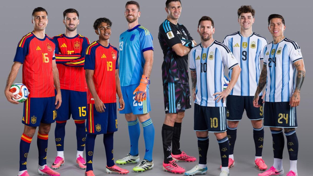 Spain's national team players stand on the left while Argentina's national players stand on the right.